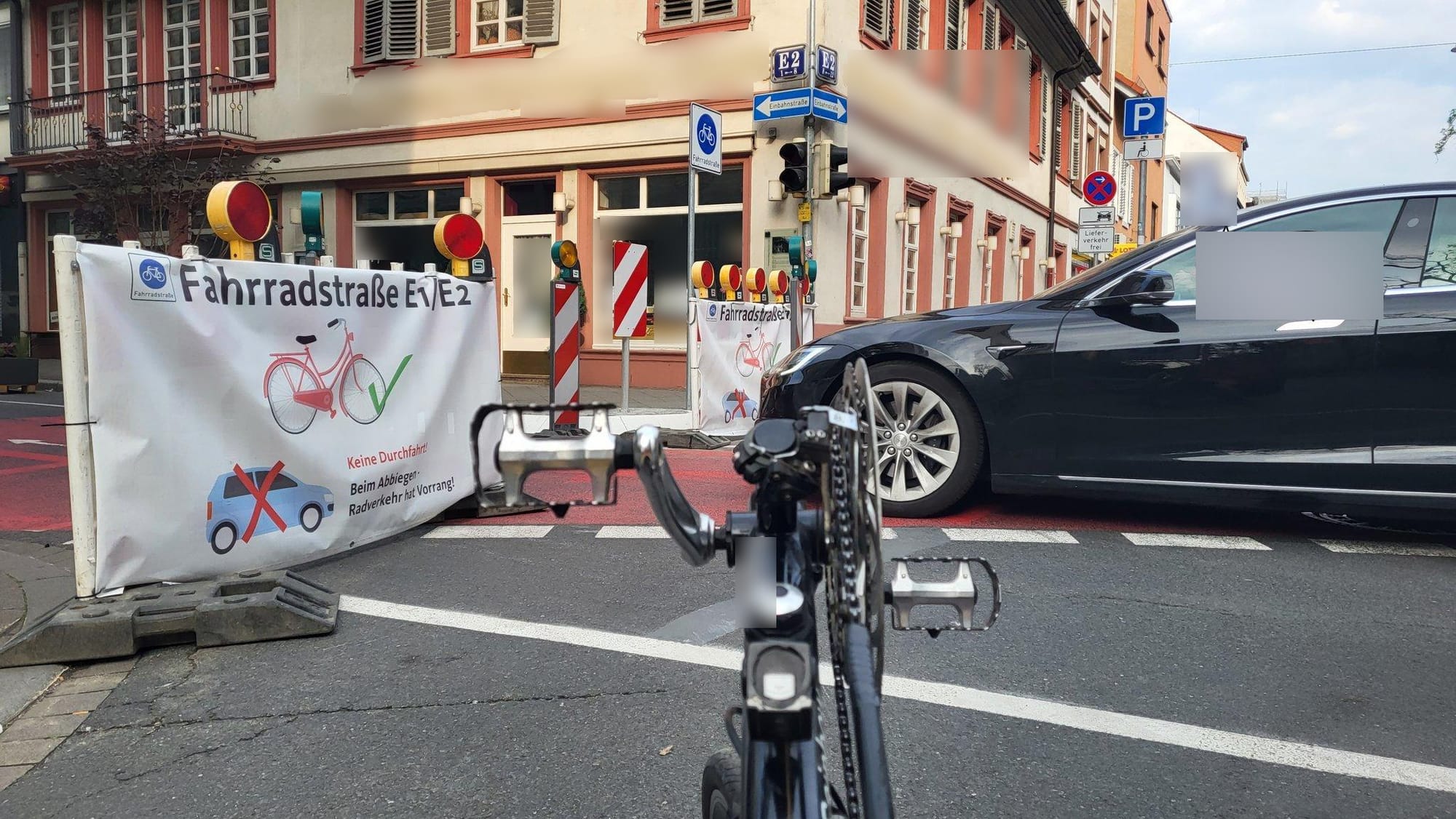 Straßensperre auf rechter und linker Seite der Straße, auf den Gehweg gezogen, PKW kann passieren, Bildquelle: QEM