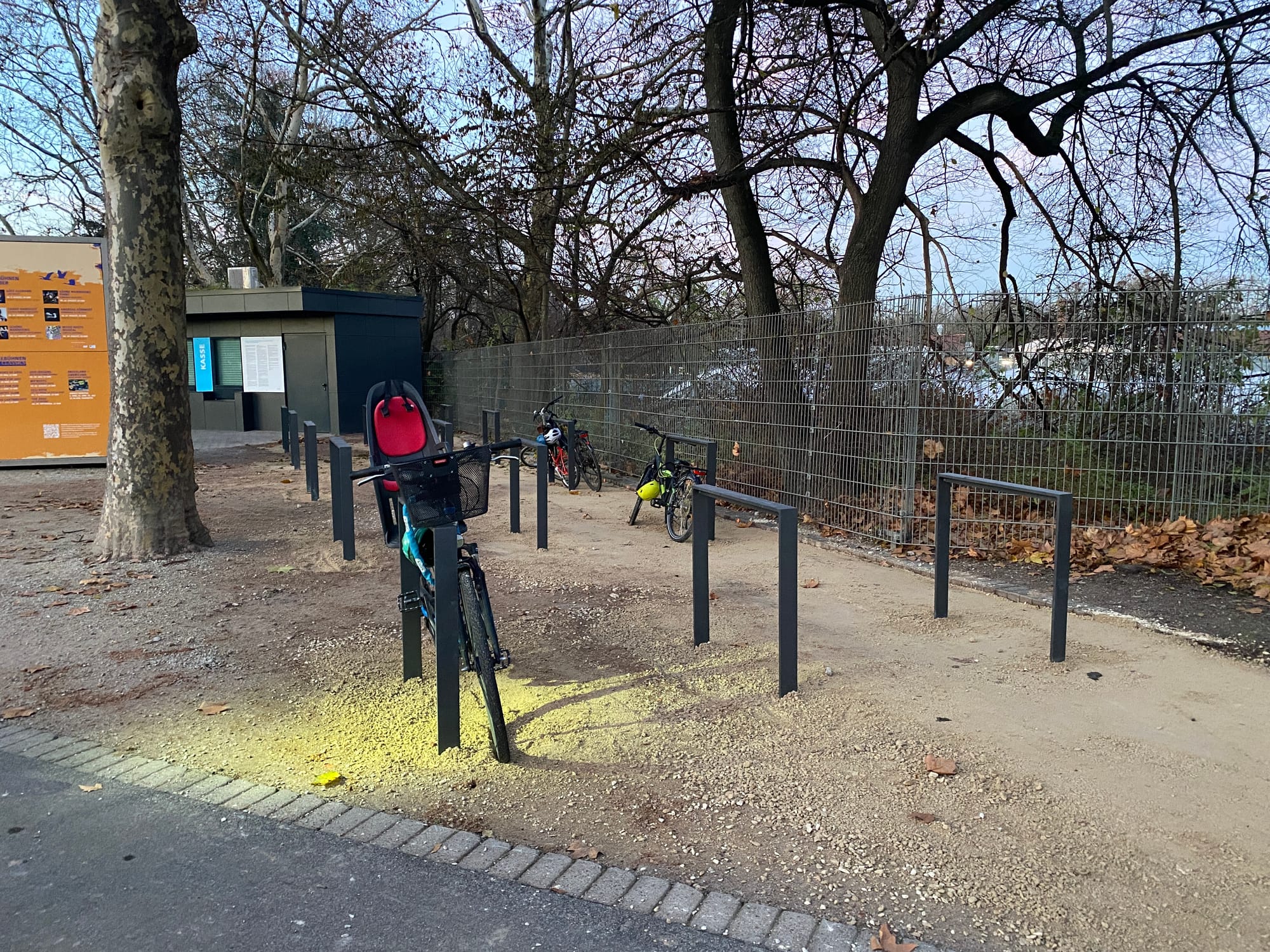 Fahrradstellplätze am Haupteingang Luisenpark Mannheim
