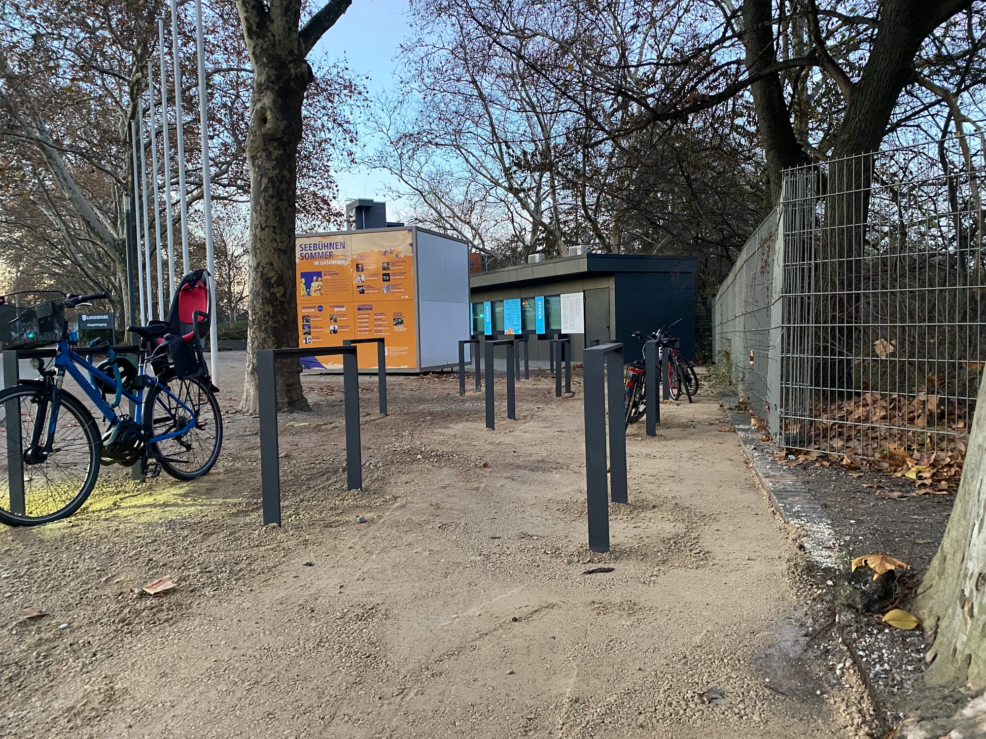Fahrradstellplätze am Haupteingang Luisenpark Mannheim