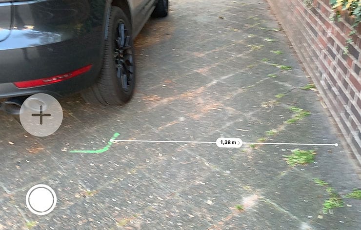 Messung, die zeigt, dass nur 1,38m Gehweg frei bleibt