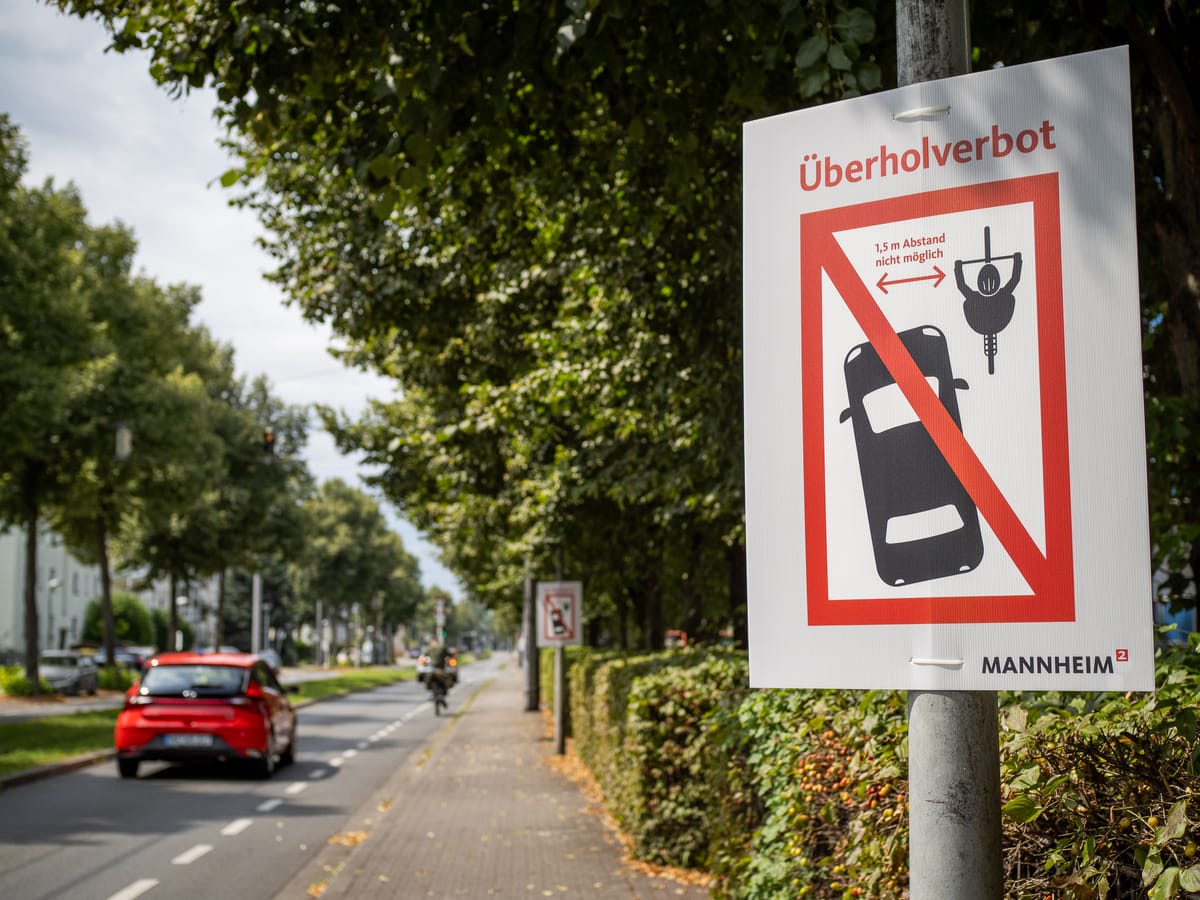 Endlich sichere Fahrt für Radverkehr: vermeintlicher "Schutz"streifen in der Rheingoldstraße wird entfernt