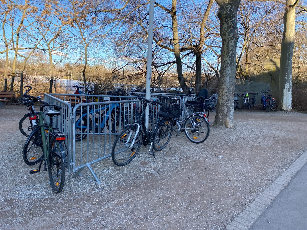 Fehlende Parkmöglichkeiten für Fahrräder am Luisenpark und am Herzogenriedpark Mannheim