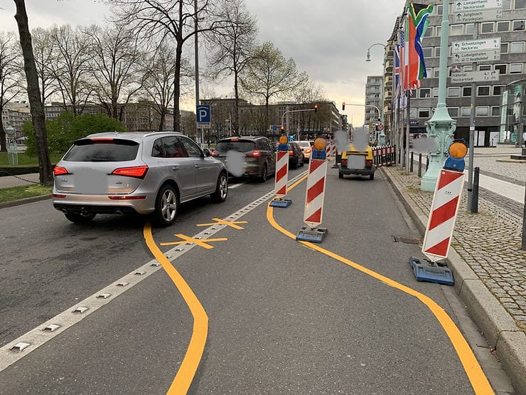 Friedrichsplatz/Rosengartenplatz: Radweg der auf die Straße in den fließenden Verkehr umgeleitet wird