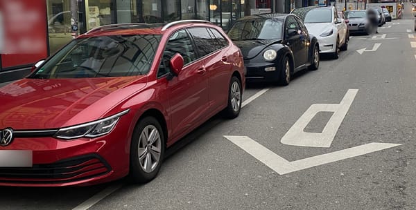 Parken auf dem Radweg direkt vor dem Q-Park Parkhaus N7, 7 Kunststrasse, Mannheim