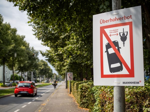 Endlich sichere Fahrt für Radverkehr: vermeintlicher "Schutz"streifen in der Rheingoldstraße wird entfernt