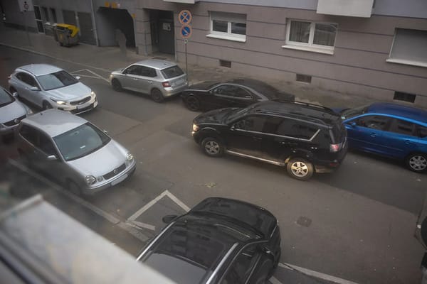 Beidseitig beparkte Straße, die in beide Richtungen befahren werden kann. Dabei kommen zwei Autos nicht aneinander vorbei.