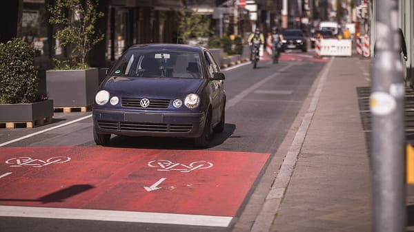 Ein Auto fähr in Mannheim illegal durch die Fahrradstraße E1 E2, die im Rahmen des Verkehrsversuchs 2022 eingerichtet wurde.