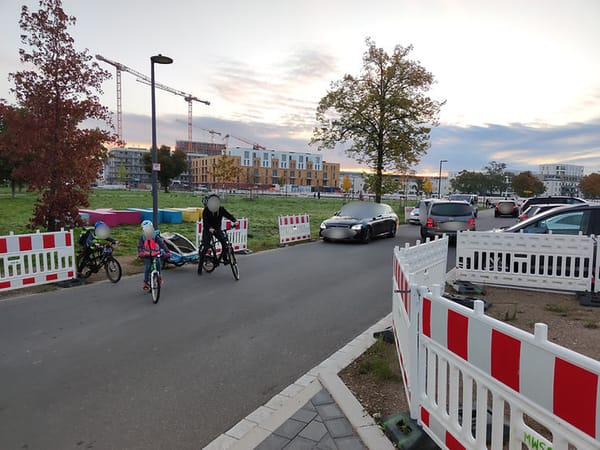 Die Stadt Mannheim und ihre Kinder. Lebensbedrohliches Verkehrschaos vor den Schulen.