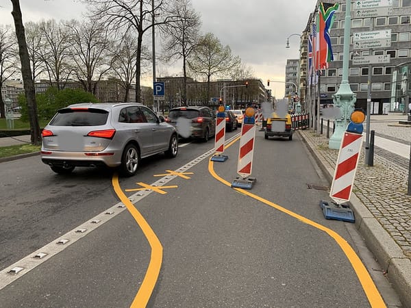 Friedrichsplatz/Rosengartenplatz: Radweg der auf die Straße in den fließenden Verkehr umgeleitet wird