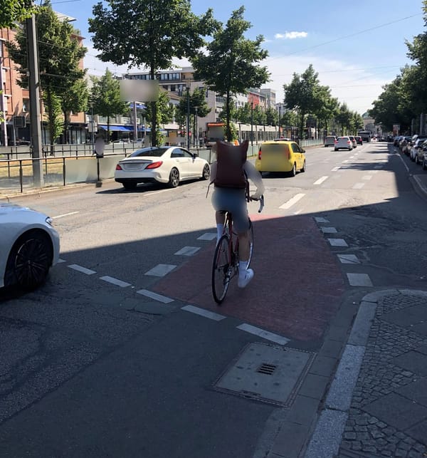 Verantwortung verschleiern: Wie Sprache die Wahrnehmung von Verkehrsunfällen manipuliert