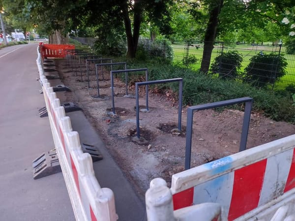 Gute Nachricht: Noch mehr Fahrradbügel am Haupteingang Luisenpark