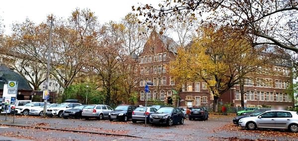 Er weiß es doch besser: OB Specht stoppt die Neugestaltung des Vorplatzes Uhlandschule