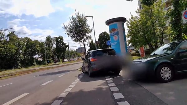 Möhstraße Ecke Augartenstraße, ein Kfz mit aktiven Warnblinkern parkt auf der Querung des benutzungspflichtigen Radwegs.