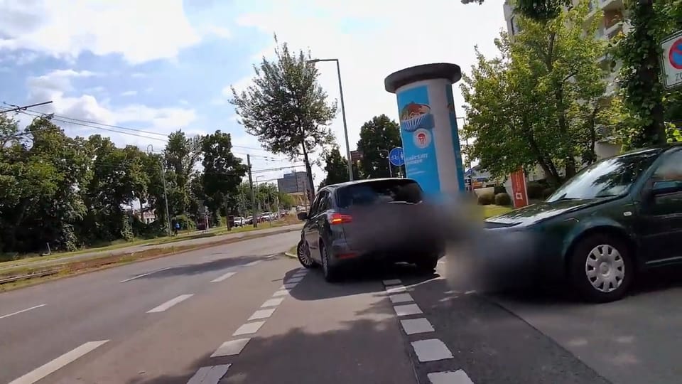 Möhstraße Ecke Augartenstraße, ein Kfz mit aktiven Warnblinkern parkt auf der Querung des benutzungspflichtigen Radwegs.
